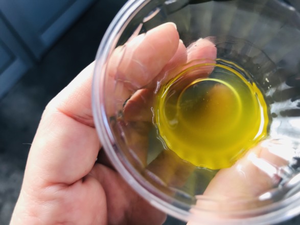 オリーブオイル搾油工程の記録<br />収穫したてのオリーブを搾っただけの新油は<br />究極の自然食品にふさわしいオリーブジュース！<br />【 JAおおいた国東オリーブ搾油所にて】