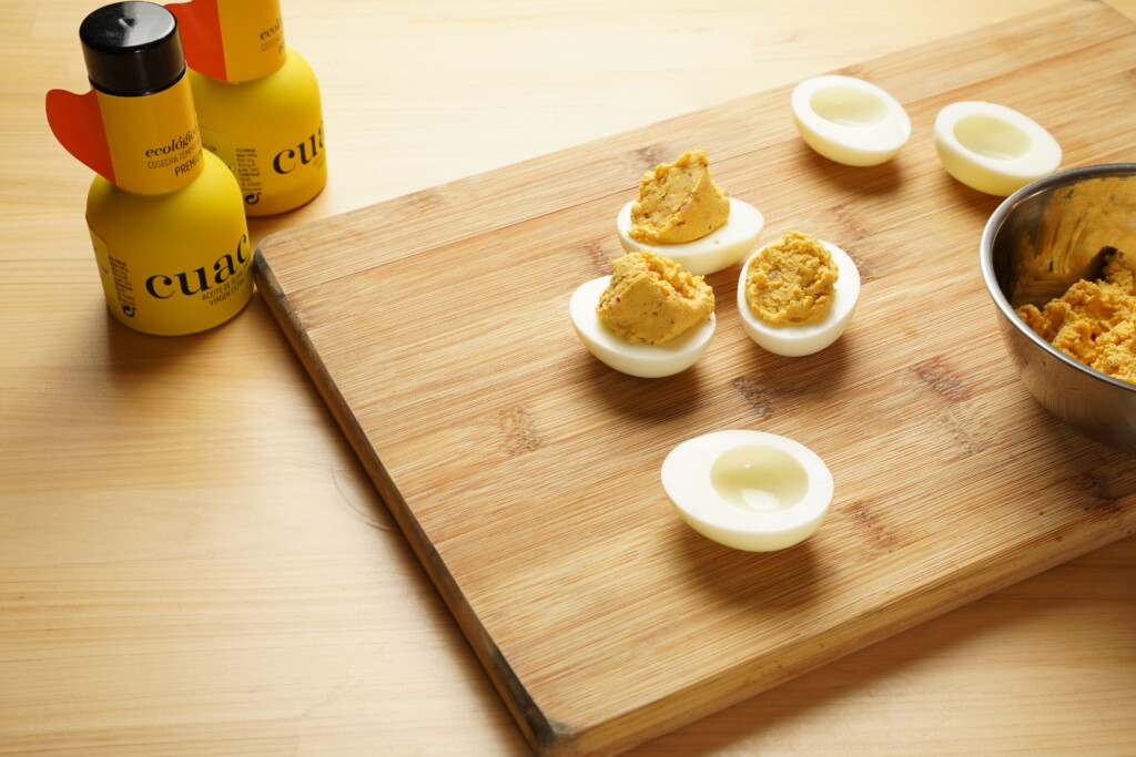 イースターに定番人気の卵料理「デビルドエッグ」をオリーブオイルで