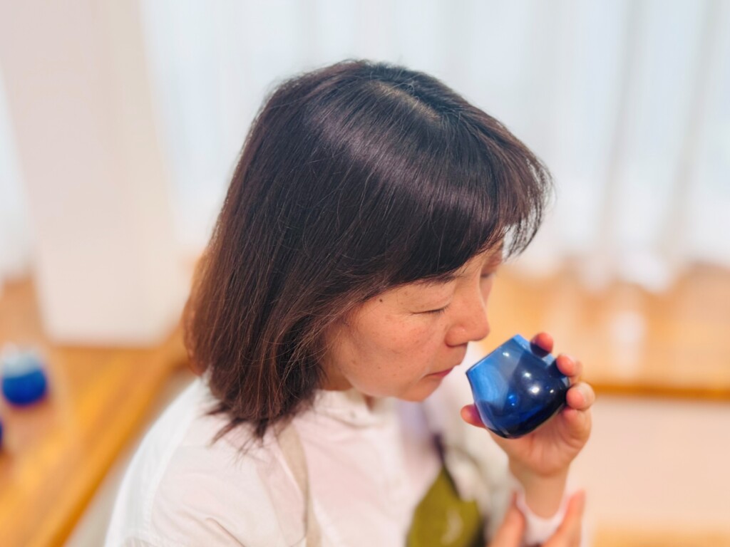 オリーブオイルの風味を正しく評価する官能評価の現場の空気感